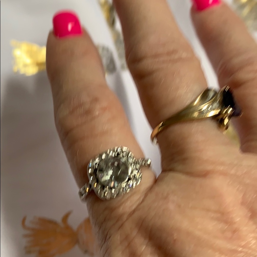 New stainless steel women’s ring size 7 gorgeous